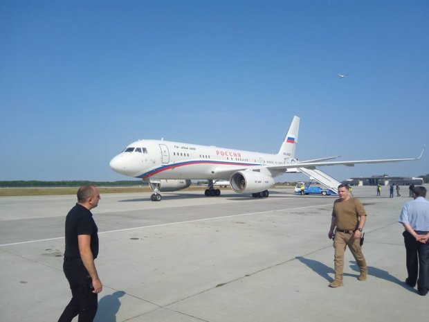 Самолет с триколором в Борисполе