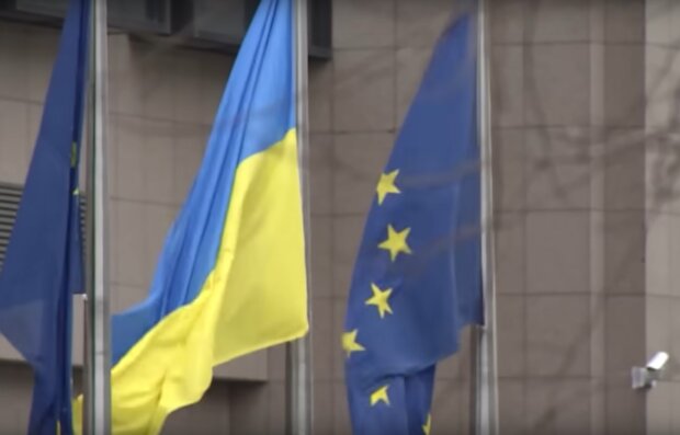 Прапори ЄС та України. Фото: скріншот YouTube-відео