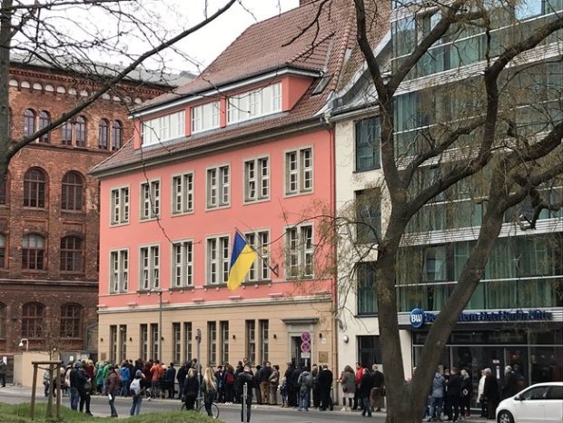 Украинцы в Праге, Берлине, Таллинне, Мюнхене и Дюссельдорфе выстроились в большие очереди, чтобы проголосовать 02