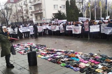 Люди принесли с собой комнатные тапочки, фото: 24 канал