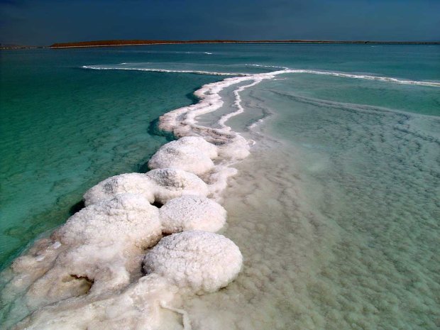 Тайна соляного снега и хлопьев Мертвого моря все же раскрыта, ученые поделились открытием