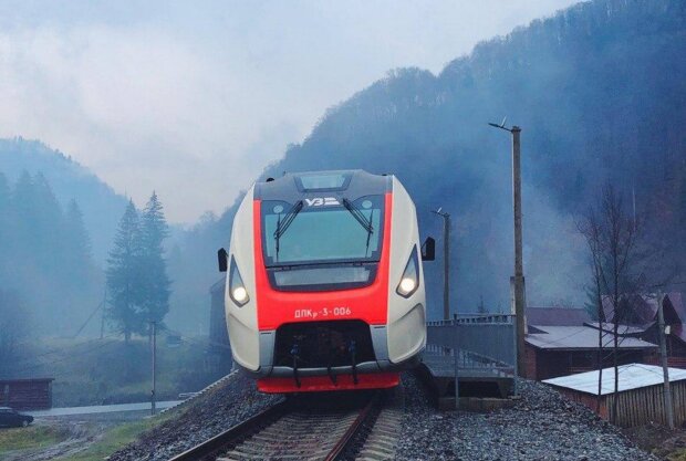 Після жахливого удару: потяги в Україні затримуються більше ніж на 10 годин - попередження від Укрзалізниці