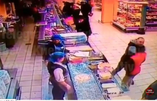 Трагедия в столичном супермаркете: Парня не стало из-за сильного удара в голову