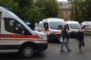 Людей привозят пачками, а медики массово увольняются: стало известно, что происходит в больницах Киева