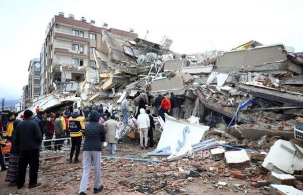 У Туреччині через землетрус обвалився будинок. Фото: Telegram