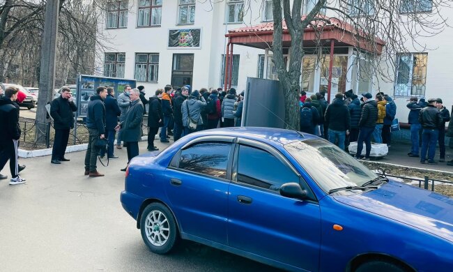 Очередь у военкомата. Фото: Facebook