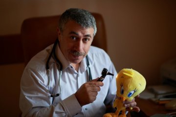 Стоит ли кормить ребенка в первый день ОРВИ: Комаровский дал советы родителям