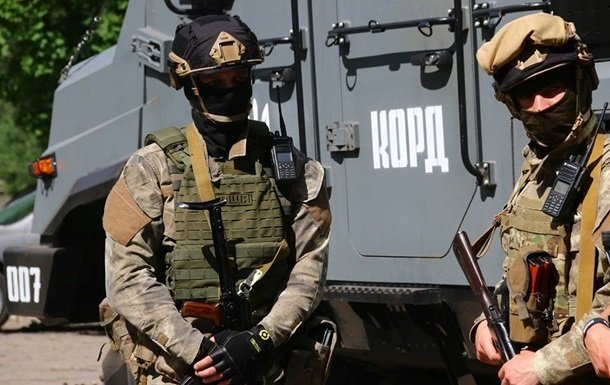 Прохожие оторопели от увиденного. В Киеве посреди улицы спецназ полиции задержал вооруженных кавказцев