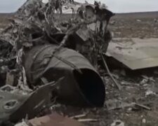 Уламки від літака рф Су-25. Фото: скріншот YouTube-відео
