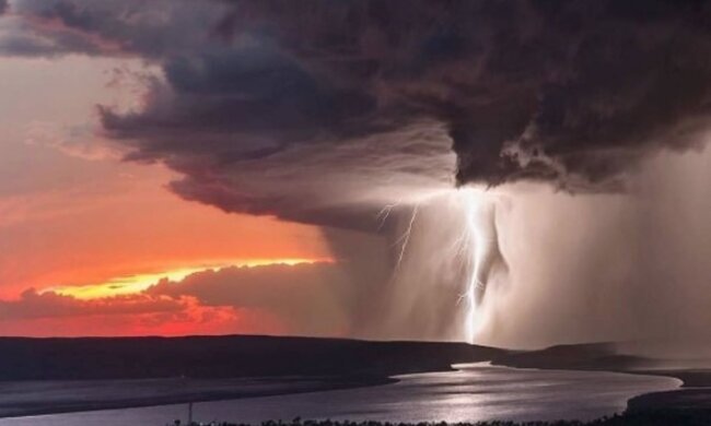 Гроза. Фото: скриншот Youtube