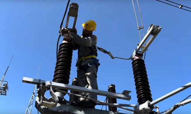 Ремонт электросетей. Фото: скриншот YouTube-видео