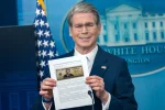 Ескіз банкноти номіналом 250 доларів із зображенням Дональда Трампа