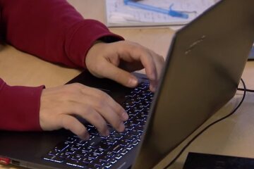 Робота за комп'ютером. Фото: скріншот YouTube-відео