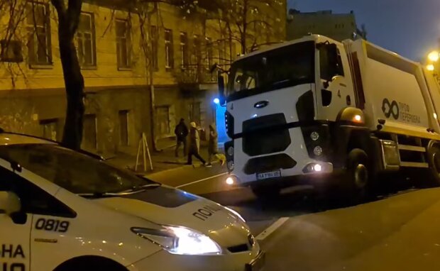 В Киеве мусоровоз частично ушел под асфальт. Фото: скриншот Youtube-видео