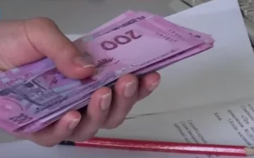 Купюры в 200 грн. Фото: скриншот YouTube-видео