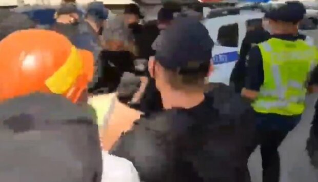 Шахтеры и полиция. Фото: скриншот YouTube.