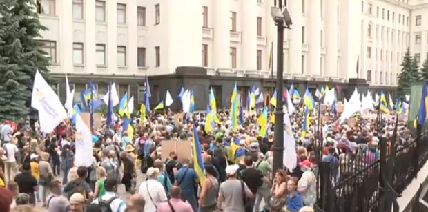Под ОП люди Порошенко устроили митинг. Фото: скриншот YouTube