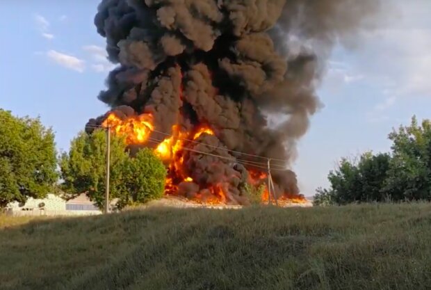 Возможно поджег: на Харьковщине масштабный пожар на складе резины еле потушили