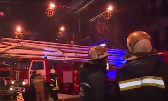 В Киеве загорелся жилой дом. Фото: скриншот YouTube-видео