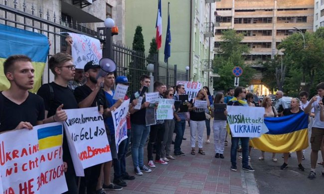 Киевляне пришли под посольства стран, которые поддержали возвращение РФ в ПАСЕ. Число протестующих растет. Фото