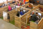 У курящих сотрудников могут высчитывать из зарплаты время, проведенное на перекурах. Фото: YouTube