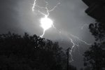 Шаровая молния залетела в квартиру и взорвалась. Появилось фото последствий