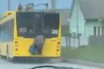 В Черновцах пенсионерка оседлала троллейбус. Фото: скриншот YouTube
