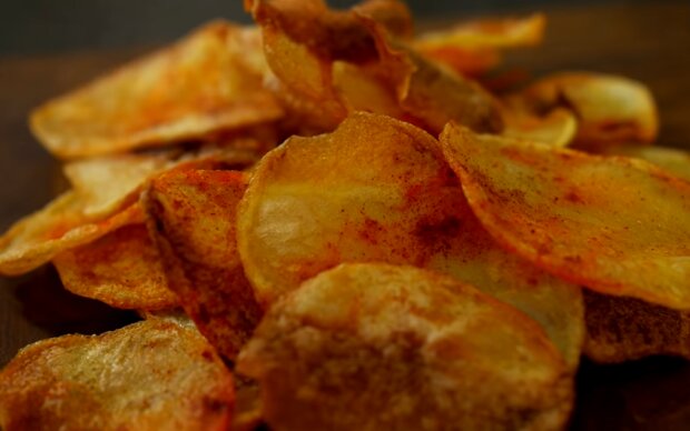 Домашние картофельные чипсы. Фото: YouTube