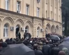 В Абхазии сотни протестующих взяли штурмом администрацию президента, скриншот YouTube