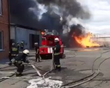 Днепр колотит: вспыхнули склады с химикатами, людей спешно эвакуировали (фото, видео)