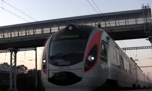 "Укрзализныця" назначила дополнительные поезда. Фото: youtube