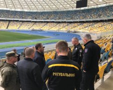 На всякий случай. Полиция и спасатели начали готовить НСК «Олимпийский» к дебатам Зеленского и Порошенко