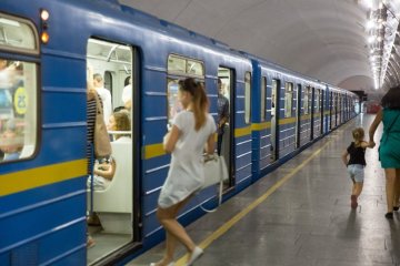 "Если любишь - отпусти": смешные постеры о жетонах взорвали сеть