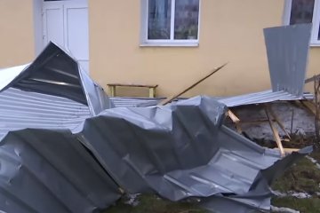 Ветер повредил крыши, фото: скриншот с youtube