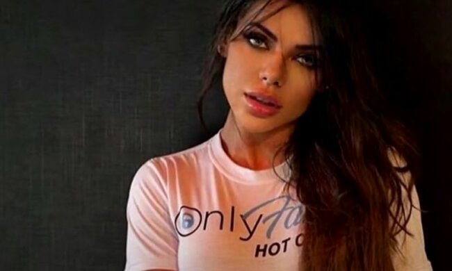 Как в фильме для взрослых: Сьюзи Кортеc в чулках и кружевном белье засветила свои "прелести", дух захватывает