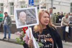 Полиция задержала мать погибшей регионалки Бережной — ходила с запрещенной символикой