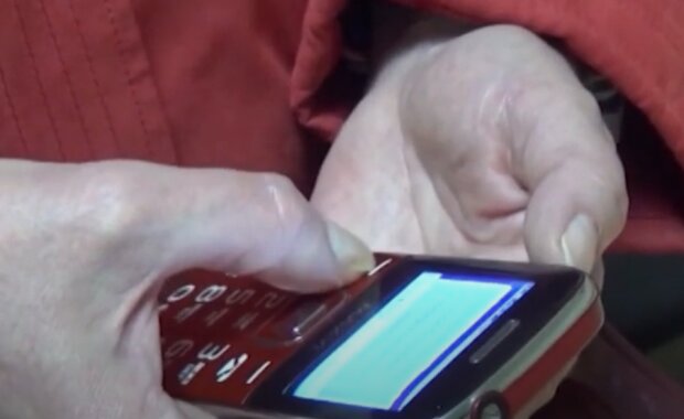 Мошенники по телефону пользуются доверчивостью пенсионеров. Фото: скриншот YouTube