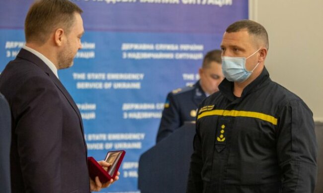 Денис Монастирський нагородив фахівця ДСНС, який врятував дитину під час пожежі