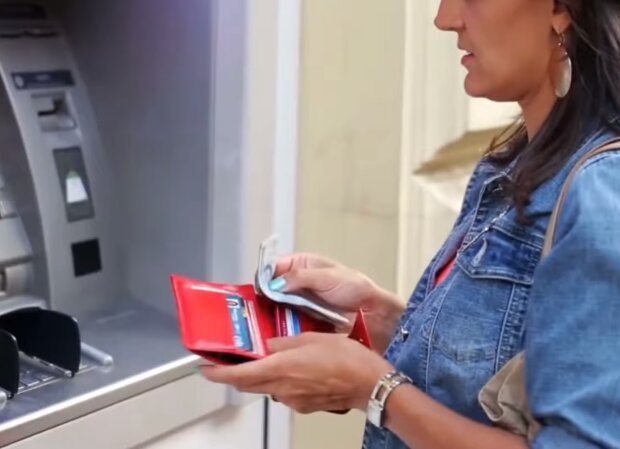 Девушка у банкомата. Фото: скриншот YouTube-видео