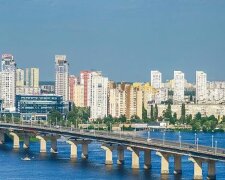 В Киеве мост превратился в водопад: "Мироточить начал..."