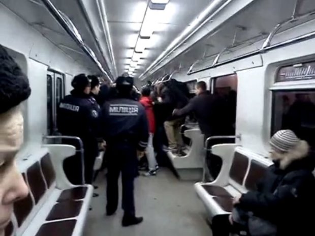 ЧП в киевском метро: драка в вагоне попала на видео: это настоящий «замес»