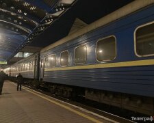 Поезд Укрзализныци на станции