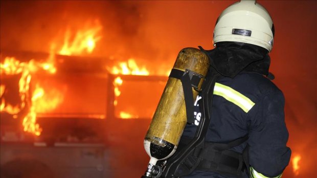 В Киевской многоэтажке вспыхнул дикий пожар. Все выгорает на глазах. Первое видео