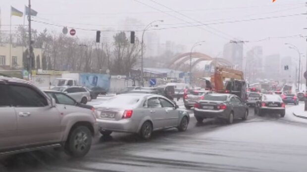 Пробки на дороге из-за снегопада. Фото: скриншот YouTube-видео