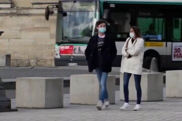 В стране вводят комендантский час и закрывают школы. Фото: скриншот YouTube-видео