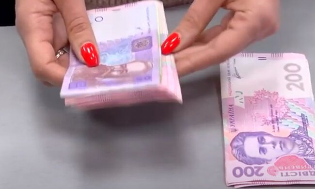 Гривні. Фото: скріншот YouTube-відео