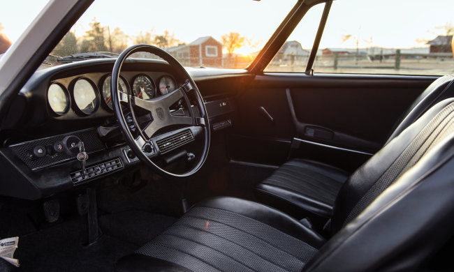 Вот это красотка: на столичных улицах заметили раритетное Porsche 1966 года