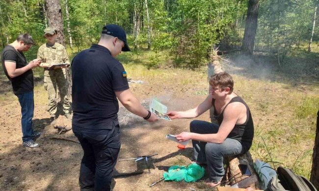 Вручение повестки. Фото: facebook.com