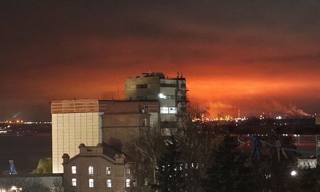 Вночі дрони вдарили по величезному НПЗ на росії - відео