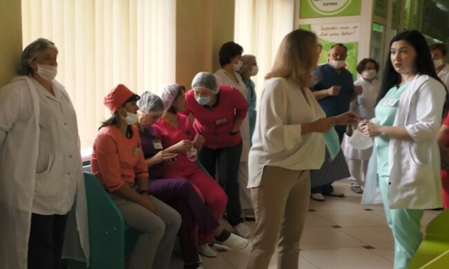 Деньги для украинских больниц. Фото: скриншот Youtube